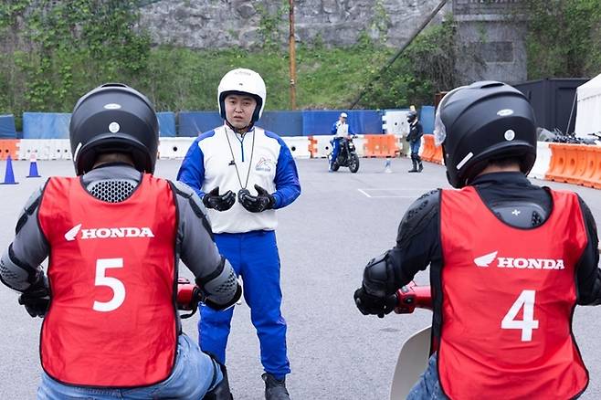 홍성민 매니저(맨앞)가 모터사이클 안전 교육을 진행하고 있다. [사진제공=혼다코리아]
