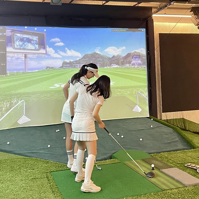 에어서울 고객이 지난 24일 강남구 학동로에 위치한 ‘넥스트크리에이티브’에서 김나영 프로의 레슨을 받고 있다. [사진출처=에어서울]