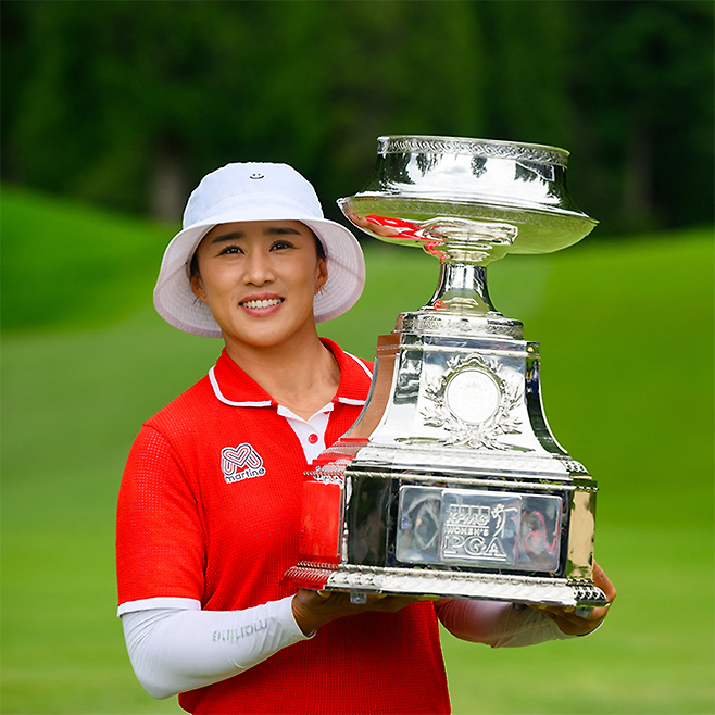 양희영이 2024 미국여자프로골프 LPGA투어 3번째 메이저대회로 열린 ‘제70회 KPMG 위민스 PGA 챔피언십’ 우승 트로피를 들어 보이고 있다. 사진=로이터=연합뉴스 제공