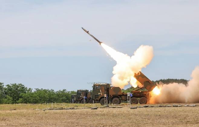 25일 충남 보령시 웅천사격장에서 대화력전의 핵심 무기체계인 '다연장로켓(MLRS) K239 천무'가 발사되고 있는 모습. / 사진=육군