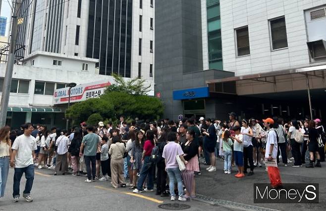 오전 10시40분쯤 '새우깡 팝업스토어'를 즐기기 위해 많은 사람이 모였다. 사진은 현장 대기 줄에서 기다리는 시민들의 모습. /사진=김지은 기자