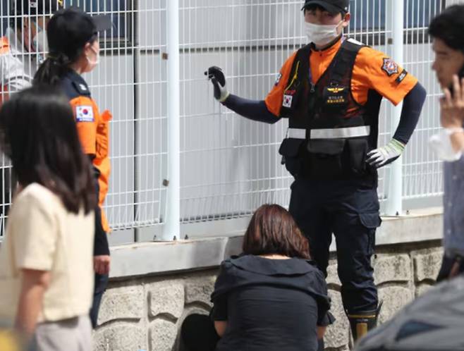 경기 화성시 소재 아리셀공장에서 화재가 발생해 23명이 목숨을 잃은 가운데 사망자 중 결혼을 앞두고 있던 예비신부가 안타까움을 사고 있다. 사진은 아리셀공장 인근에서 유가족으로 추정되는 시민이 주저 앉아 울고 있는 모습. /사진=뉴스1