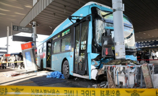 경기도 수원시 수원역 2층 버스 환승센터 버스 사고 현장 모습. 뉴시스.