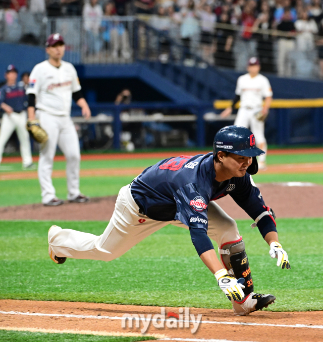 2024년 6월 21일 서울 고척스카이돔에서 '2024 신한 SOL Bank KBO리그' 롯데 자이언츠와 키움 히어로즈의 경기가 열렸다. 롯데 손호영이 8회초 무사 1.3루서 2루 땅볼을 친 뒤 헤드퍼스트 슬라이딩을 했지만 아웃되고 있다./마이데일리