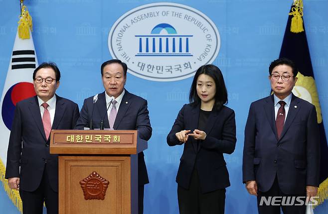 [서울=뉴시스] 고승민 기자 = 한기호 국민의힘 의원이 28일 서울 여의도 국회 소통관에서 채상병 특검법 통과 반대 기자회견을 하고 있다. 2024.05.28. kkssmm99@newsis.com