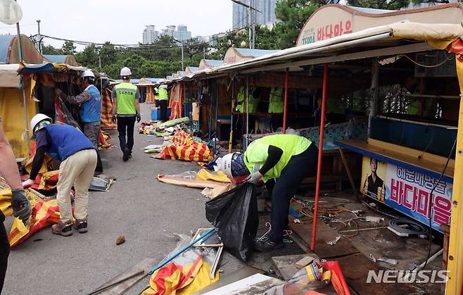 [부산=뉴시스] 하경민 기자 = 1960년대 초부터 영업을 한 부산 해운대 바다마을 포장마차촌이 추억 속으로 사라졌다.  25일 해운대구청 관계자들이 중장비를 동원해 포장마차촌을 철거하고 있다.  이 포장마차촌은 시유지 무단점용과 무신고 영업행위 등 논란이 끊이지 않았고, 해운대구는 2021년 상인들과 2년6개월의 유예기간을 거쳐 올 1월31일 자진 철거하기로 합의하고 이날 최종 철거에 나섰다. 2024.06.25. yulnetphoto@newsis.com