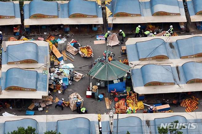 [부산=뉴시스] 하경민 기자 = 1960년대 초부터 영업을 한 부산 해운대 바다마을 포장마차촌이 추억 속으로 사라졌다.  25일 해운대구청 관계자들이 중장비를 동원해 포장마차촌을 철거하고 있다.  이 포장마차촌은 시유지 무단점용과 무신고 영업행위 등 논란이 끊이지 않았고, 해운대구는 2021년 상인들과 2년6개월의 유예기간을 거쳐 올 1월31일 자진 철거하기로 합의하고 이날 최종 철거에 나섰다. 2024.06.25. yulnetphoto@newsis.com