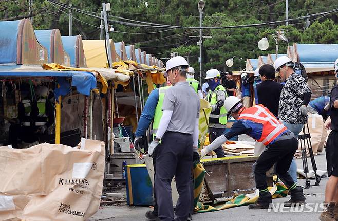 [부산=뉴시스] 하경민 기자 = 1960년대 초부터 영업을 한 부산 해운대 바다마을 포장마차촌이 추억 속으로 사라졌다.  25일 해운대구청 관계자들이 중장비를 동원해 포장마차촌을 철거하고 있다.  이 포장마차촌은 시유지 무단점용과 무신고 영업행위 등 논란이 끊이지 않았고, 해운대구는 2021년 상인들과 2년6개월의 유예기간을 거쳐 올 1월31일 자진 철거하기로 합의하고 이날 최종 철거에 나섰다. 2024.06.25. yulnetphoto@newsis.com