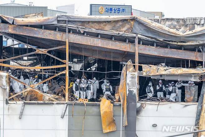 [화성=뉴시스] 김종택 기자 = 25일 경기도 화성시 서신면 리튬전지 공장 화재 현장에서 경찰과 소방, 국립과학수사연구원 등 유관기관 관계자들이 화재 원인을 찾기 위한 합동 감식을 하고 있다. (공동취재) 2024.06.25. photo@newsis.com