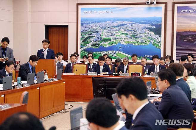 [서울=뉴시스] 고승민 기자 = 박상우 국토교통부 장관이 25일 서울 여의도 국회에서 열린 제3차 국토교통위원회 전세사기 피해자 지원 대책 관련 청문회에서 발언하고 있다. 2024.06.25. kkssmm99@newsis.com