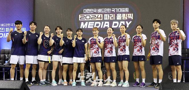 25일 오후 충북 진천 국가대표선수촌 오륜관에서 열린 '2024 파리올림픽' 배드민턴 국가대표 미디어 데이에 참석한 선수들이 필승을 다짐하고 있다. 진천=황진환 기자