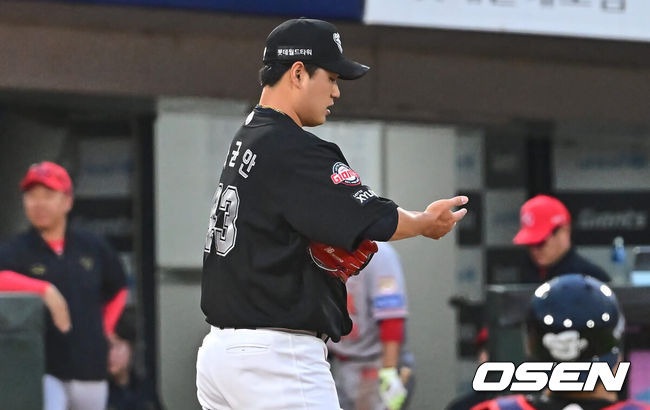 [OSEN=부산, 이석우 기자] 25일 부산 사직야구장에서 2024 신한 SOL 뱅크 KBO 리그 롯데 자이언츠와 KIA 타이거즈의 경기가 열렸다. 홈팀 롯데는 나균안이 선발 출전하고 KIA는 네일이 선발 출전했다.롯데 자이언츠 선발 투수 나균안이 2회초 2사 만루 폭투를 던지고 KIA 타이거즈 김도영과 대결하다 충돌, 상처입은 손을 바라보고 있다. 2024.06.25 / foto0307@osen.co.kr