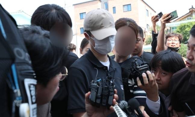 육군 12사단 훈련병 사망사건과 관련해 규정을 위반한 군기훈련(얼차려)을 실시한 혐의로 중대장(대위)이 21일 강원 춘천지방법원에서 열린 구속 전 피의자 심문(영장실질심사)에 출석하기 위해 법정으로 향하고 있다. 연합뉴스