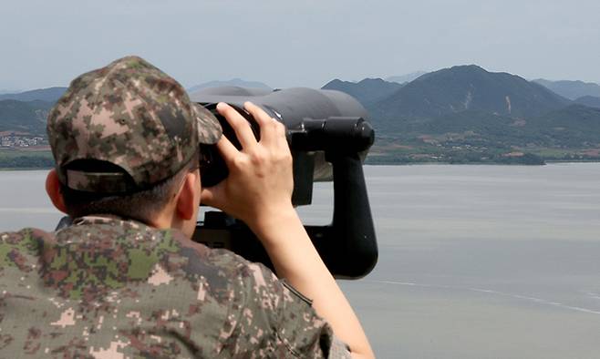 6·25전쟁일인 25일 경기 파주시 오두산전망대를 찾은 군 장병이 북한 땅을 살펴보고 있다. 뉴스1