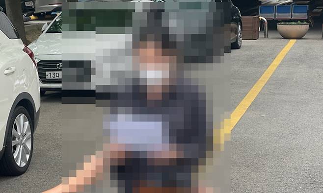 태국 파타야 한국인 살인 사건 피해자 유족이 창원지법 앞에서 가해자들의 강력한 처벌을 호소하는 입장문을 읽고 있다.