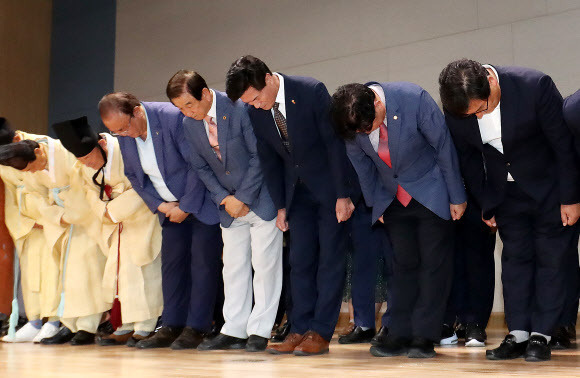 안병구 경남 밀양시장이 25일 오후 밀양시청 대강당에서 20년 전 발생한 '밀양 집단 성폭행 사건'과 관련해 사과문을 발표한 뒤 고개 숙여 사과하고 있다. 뉴스1