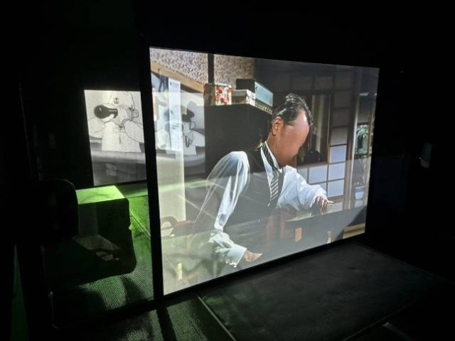 아트선재센터에서 개막한 ‘호추니엔: 시간과 클라우드’ 전시에서 소개된 ‘호텔 아포리아’의 전시 모습. 영상 속 인물들은 얼굴이 지워진 채 등장한다. /연합뉴스