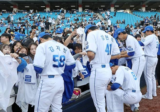 경기 전 ‘블루모먼트’ 때 팬들에게 사인을 해주는 삼성 김지찬과 김현준. 삼성 라이온즈 제공