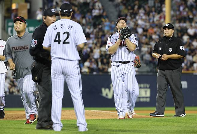 위기 상황에 구원 등판하는 김진성. 연합뉴스