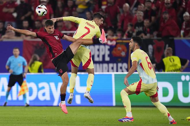 ▲ 스페인은 독일 뒤셀도르프 뒤셀도르프아레나에서 열린 유럽축구연맹(UEFA) 유럽축구선수권대회(유로2024) B조 조별리그 최종전(3차전)에서 알바니아를 1-0으로 제압했다. 스페인 입장에서 부담은 없었다. '죽음의 조'였지만 앞선 두 경기를 모두 잡아내며 일찍이 녹아웃스테이지(토너먼트) 진출을 확정했다. 알바니아전에서 그동안 뛰지 못했던 선수들에게 기회를 줬다. 주전 선수들의 체력 안배와 로테이션 선수들에게 출전 시간 보장이었다. 전반부터 매섭게 몰아치더니 득점으로 기선제압에 성공했다 ⓒ연합뉴스/AFP