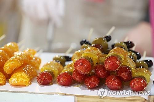 과일에 설탕물 묻힌 '탕후루' [연합뉴스 자료사진]