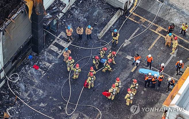 화성 일차전지 제조 업체 화재 현장 (화성=연합뉴스) 홍기원 기자 = 24일 경기도 화성시 서신면 소재 일차전지 제조업체 공장 화재 현장에서 소방관들과 구급대원들이 시신을 수습하고 있다. 2024.6.24 [공동취재] xanadu@yna.co.kr