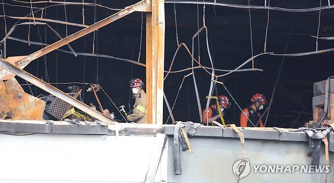 계속되는 수색작업 (화성=연합뉴스) 홍기원 기자 = 25일 오전 경기도 화성시 서신면 리튬전지 공장 화재 현장에서 경찰과 소방, 국립과학수사연구원, 국토안전연구원, 고용노동부, 산업안전관리공단 등 관계자들이 화재 원인을 찾기 위해 수색작업을 하고 있다.
    지난 24일 오전 10시 31분 화성시 서신면 전곡리 소재 일차전지 업체인 아리셀 공장에서 불이 났다.
    이 불로 22명이 숨지고, 8명이 중경상을 입었다. 1명은 연락이 두절된 상태이다. 2024.6.25 xanadu@yna.co.kr