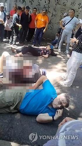 지난 10일 중국 공원에서 흉기 공격에 쓰러진 미국인 피해자들 [로이터 연합뉴스 자료사진. 재판매 및 DB 금지]