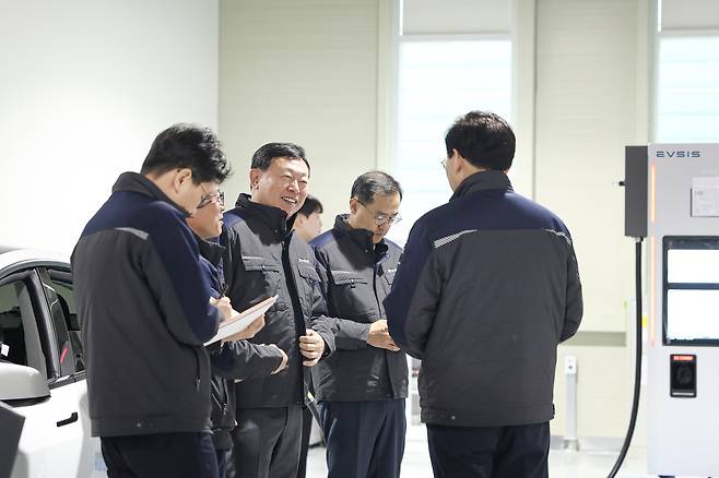 신동빈 롯데 회장이 지난 3월 25일 충북 청주에 위치한 이브이시스 스마트팩토리 청주 신공장을 방문했다. / 사진=롯데