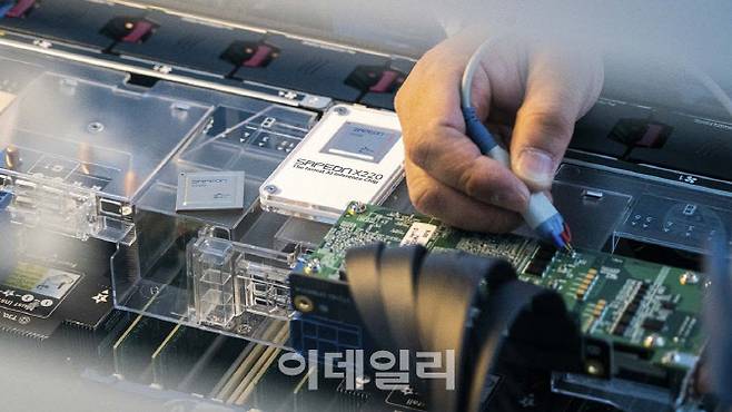 사진은 SKT 연구원이 AI 반도체를 연구하고 있는 모습. (사진=연합뉴스)