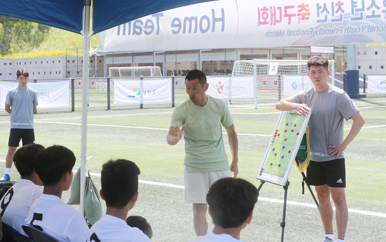 〈YONHAP PHOTO-3702〉 유소년 축구 지도하는 손흥민 아버지 손웅정 감독   (춘천=연합뉴스) 이상학 기자 = 8일 강원 춘천시 동면 감정리 손흥민 체육공원에서 '손흥민 국제유소년친선축구대회'가 개막해 손흥민 선수의 아버지인 손웅정 손축구 아카데미 감독이 전반 경기를 마친 선수들을 코치하고 있다. 오른쪽은 손흥민 선수의 형인 손흥윤 코치. 2022.6.8   hak@yna.co.kr/2022-06-08 16:17:26/ 〈저작권자 ⓒ 1980-2022 ㈜연합뉴스. 무단 전재 재배포 금지.〉