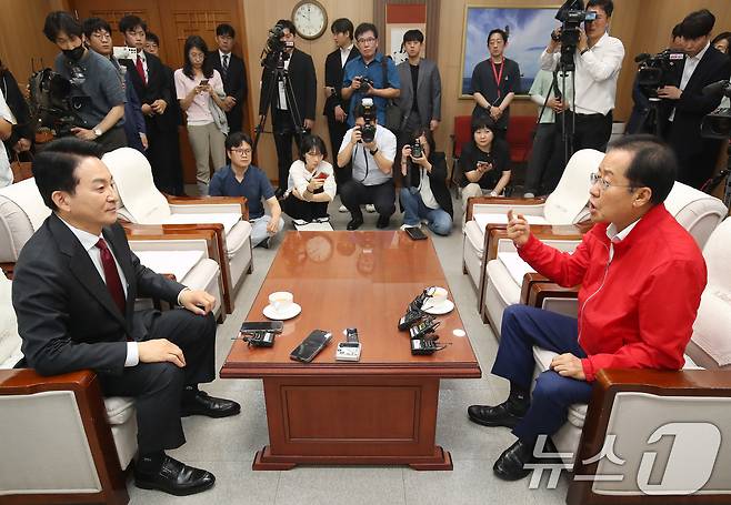 원희룡 전 국토교통부장관(왼쪽)이 26일 오전 대구 북구 대구시청 산격청사를 찾아 홍준표 시장과 면담하고 있다. 2024.6.26/뉴스1 ⓒ News1 공정식 기자