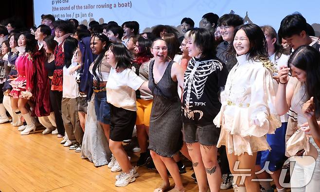 26일 오후 서울 성북구 고려대학교 인촌기념관 강당에서 열린 2024 국제하계대학(ISC) 입학식 및 오리엔테이션에 참석한 외국인 학생들이 고려대 응원을 배우고 있다. 2024.6.26/뉴스1 ⓒ News1 김진환 기자