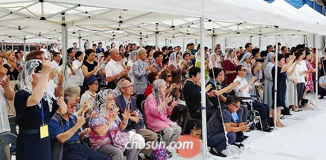 청각장애인 성당 기공 감사미사에서 신자들이 수화(手話)로 ‘주님의 기도’(주기도문)를 하고 있다. 이 성당은 예수가 청각장애인에게 “열려라(에파타)”라고 외쳐 장애를 고친 기적을 기려 ‘에파타 선교회 성당’으로 이름 붙였다.