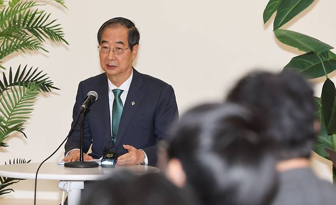 한덕수 국무총리가 26일 서울 종로구 정부서울청사 별관에서 열린 출입기자단 간담회에서 모두 발언을 하고 있다. /뉴스1