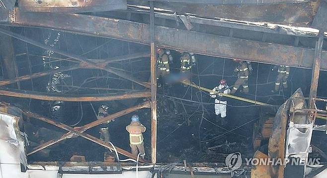 24일 경기도 화성시 서신면 소재 일차전지 제조업체 공장 화재 현장에서 소방관들이 시신을 수습하고 있다.ⓒ연합뉴스