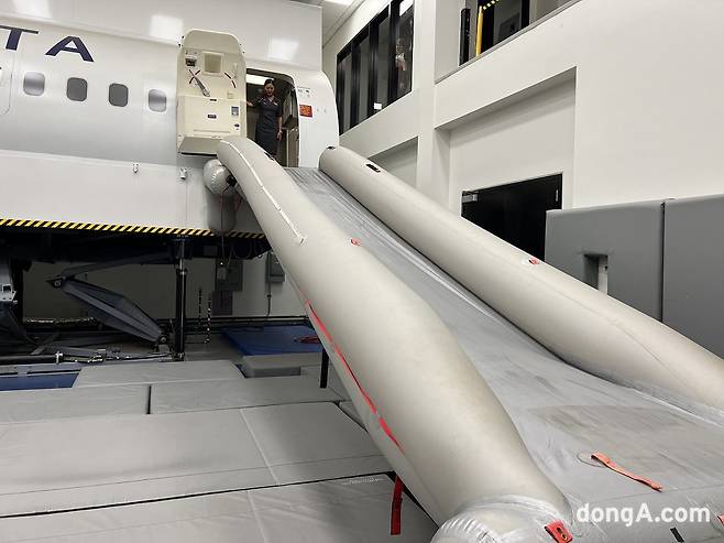 델타항공 기내 상황 대응 실습용 항공기 시뮬레이터