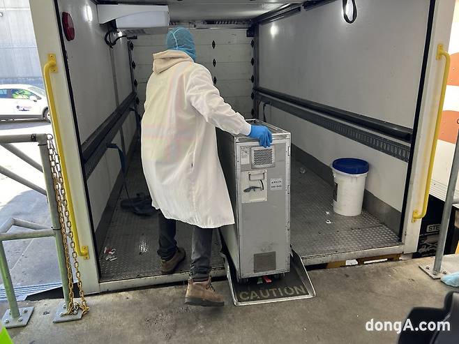 기내 납품을 위해 트럭에 실리는 기내식 카트