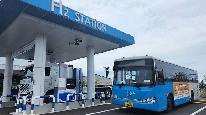 제주 조천읍 함덕리에 있는 그린수소 충전소에서 관용차량이 수소를 충전하고 있다. 옥기원 기자