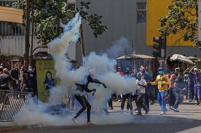 25일 케냐 수도 나이로비에서 시민들이 증세에 반대하는 시위를 벌이고 있다. 나이로비/AFP 연합뉴스