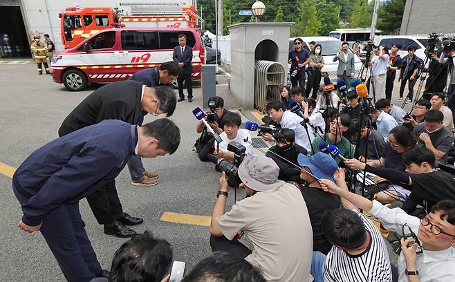 25일 박순관 대표와 직원들이 기자회견을 하며 사과하고 있다. 연합뉴스.