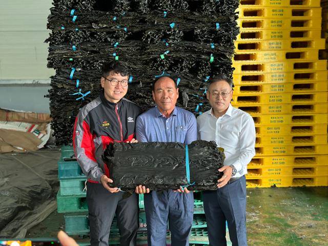 너구리 다시마 생산 삼총사인 어민 천지형(왼쪽부터)씨, 신상석 조일농산 사장, 한창영 완도금일수협 상무가 최상급 다시마를 들고 있는 모습. 완도=박경담 기자