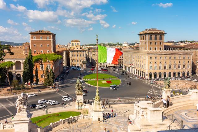 이탈리아 로마 중심부의 베네치아 광장에 설치된 대형 국기. 게티이미지뱅크