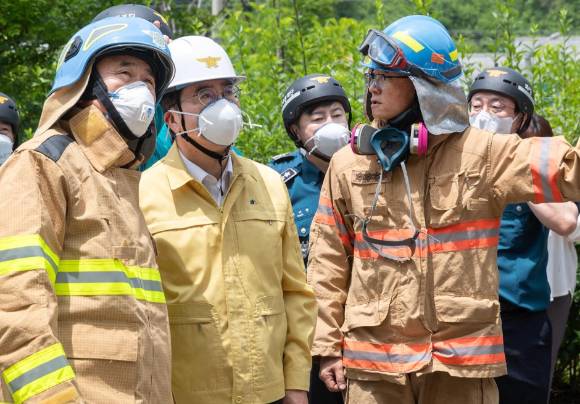 김동연 경기지사가 지난 24일 경기 화성 전곡해양산단 일차전지 공장 화재현장을 방문해 피해상황을 살피고 있다. [사진=뉴시스]