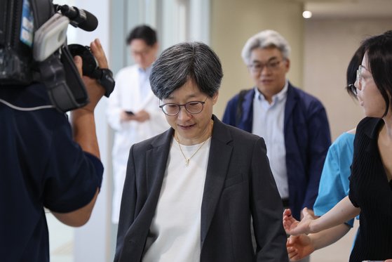 강희경 서울대 의대·병원 교수협의회 비대위원장이 지난 20일 비대위 회의를 마치고 취재진 질문에 답하고 있다. 연합뉴스