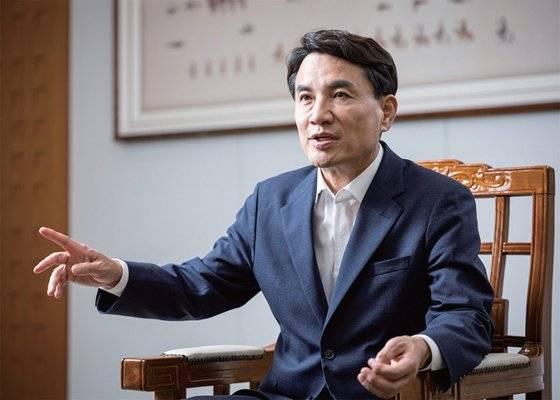 김진태 강원특별자치도지사는 “‘규제로부터 자유로운 강원’이 된 만큼 반도체, 바이오·헬스, 미래차, 수소, K-연어 등 5대 첨단산업을 중심으로 기업이 찾아오고 사람이 모여드는 곳으로 탈바꿈시킬 것”이라고 강조했다.