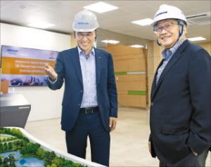 필리핀 전력기업인 메랄코의 마누엘 베레즈 판길리난 회장(오른쪽)이 25일 두산에너빌리티 창원 본사에서 정연인 부회장의 설명을 듣고 있다.