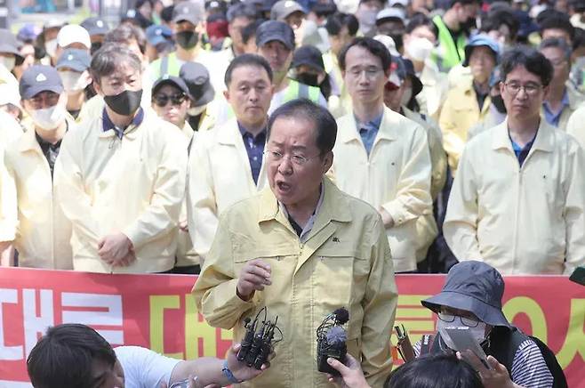 홍준표 대구시장이 지난해 6월17일 대구 중구 대중교통전용지구에서 열린 대구퀴어문화축제 행정대집행 현장에서 발언하고 있다. 연합뉴스