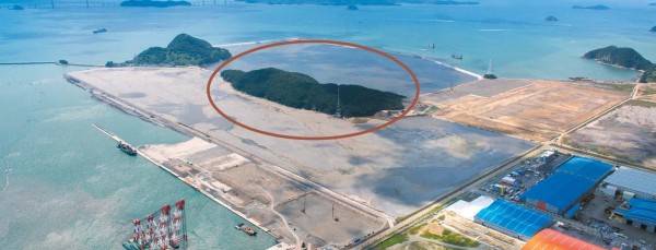 부산항 신항과 진해신항 사이 위치해 항만 개발의 걸림돌로 작용하던 송도(원 안)를 제거하고 축구장 면적 38개 규모의 항만 부지를 새롭게 개발하는 사업이 진행된다. 사진은 해당 사업지 일대 전경. 국제신문DB