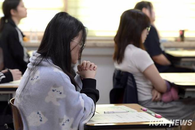 지난 4일 서울 영등포구 여의도자고등학교에서 수험생들이 대학수학능력시험 6월 모의평가를 치르고 있다. 사진공동취재단